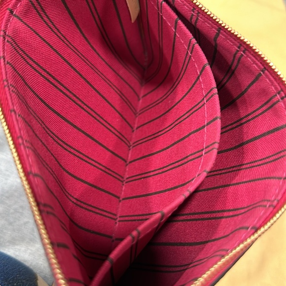 Louis Vuitton Monogram Wristlet In Excellent Condition - Picture 14 of 16